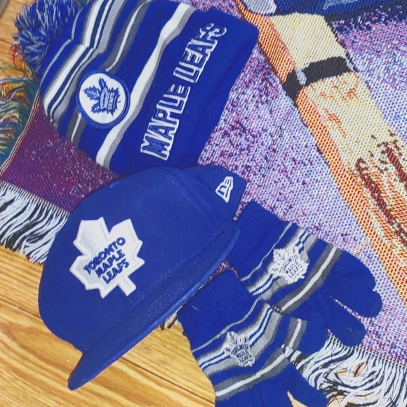 TORONTO MAPLE LEAFS RUG+HATS + GLOVES - Picture 6 of 10
